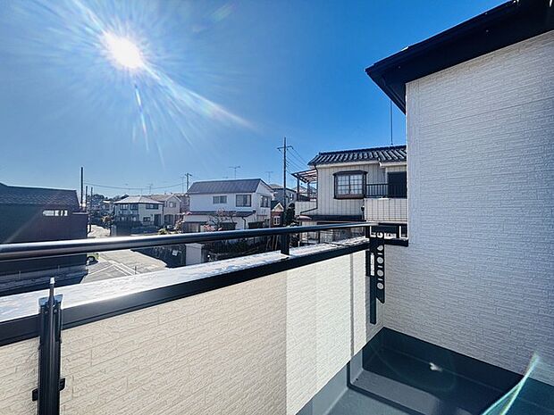 広めのバルコニーは風通しも良くお洗濯物もしっかりと干すことができます!