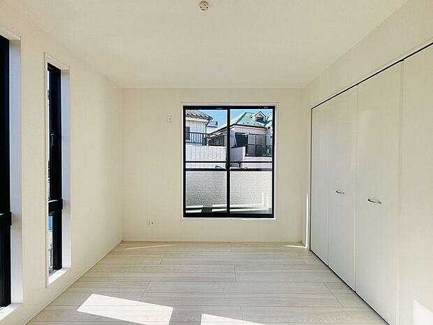 2面採光を確保した明るい室内は、爽やかな風を感じる居心地の良い空間です。 