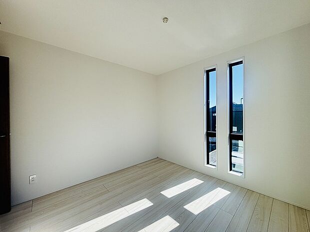 大きな開口部から明るい光が差し込む、日中の室内の明るさがこの部屋の魅力です。