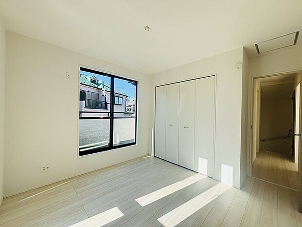 広々収納で、仕事着、普段着をまとめて収納できます。