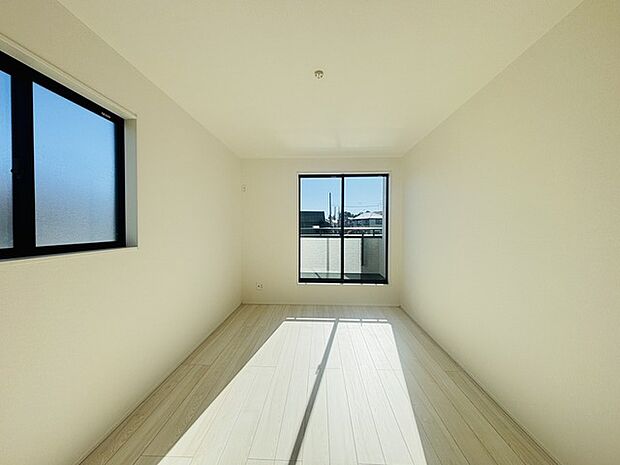 どんな家具にでも相性が良い清潔感ある白色調のクロスを採用。主張しすぎない配色、耐久性にも優れた床材は日々のメンテナンスも楽に、快適に過ごして頂けるよう考えられています。