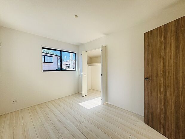 広々収納で、仕事着、普段着をまとめて収納できます。