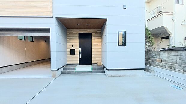 玄関はおうちの顔とも呼ばれる重要な場所!明るくスッキリと見える空間で住まう人を見送り、出迎えてくれます。