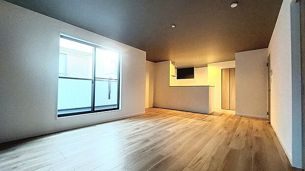 家族が一番集まる場所だから広々としつつも素敵な空間であって欲しい。皆がくつろぐリビングからキッチンまでが一つに繋がる空間。 