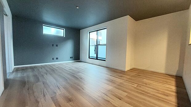 家族の集うリビングには色々な方向から光が差し込む設計に。家族のコミュニケーションが弾むスポットだから明るい雰囲気であってほしい。