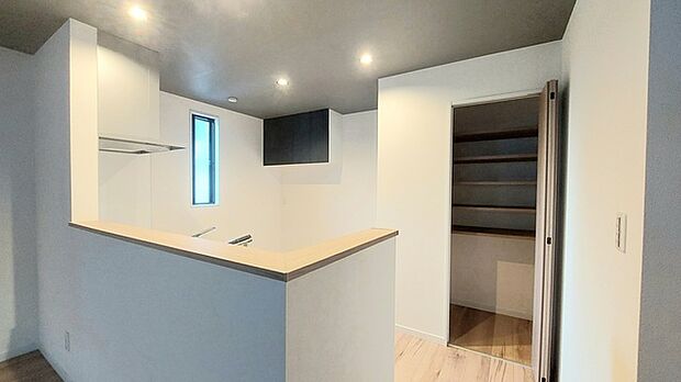 家族が一番集まる場所だから広々としつつも素敵な空間であって欲しい。皆がくつろぐリビングからキッチンまでが一つに繋がる空間。