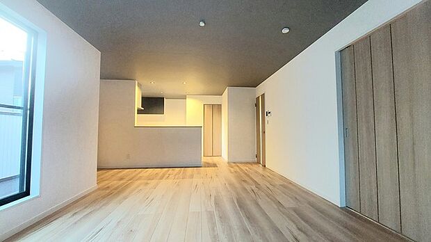 扉を開放するとLDKと洋室を一体利用できる空間!扉を閉めると独立した空間としても活用できます。