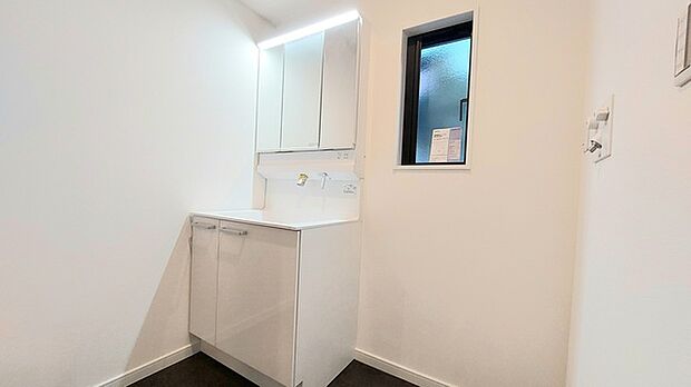 お出かけ前の身だしなみに一歩差がつく三面鏡。ミラー裏にはたっぷり収納もございます。 