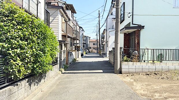 3.9m幅員の道路に面しておりお車の運転が苦手な方でも安心して出入りいただけます。 