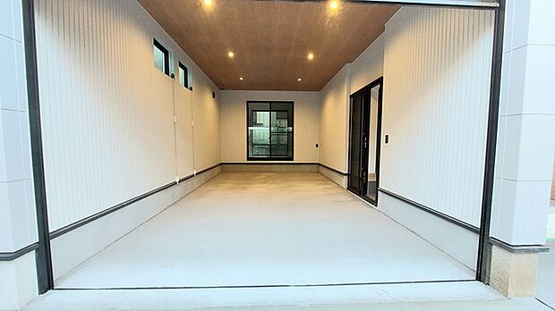 玄関からガレージに出入りできます。