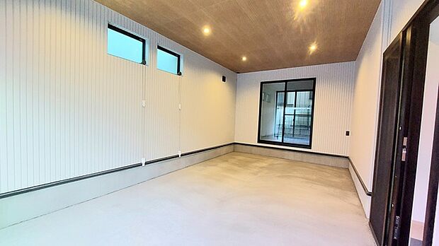 大切なお車お部屋から眺める事ができます。 