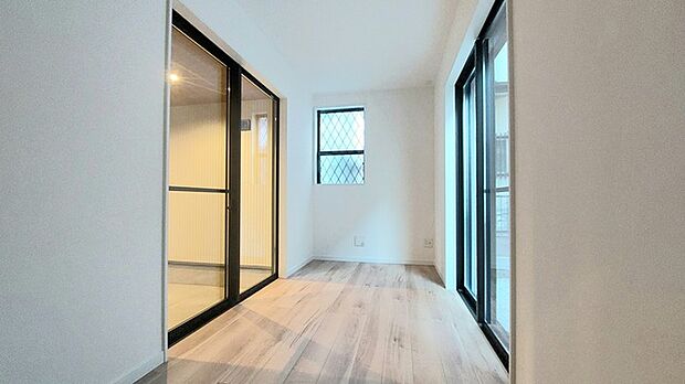 1階　約6.0帖洋室、室内からガレージ内が見れます