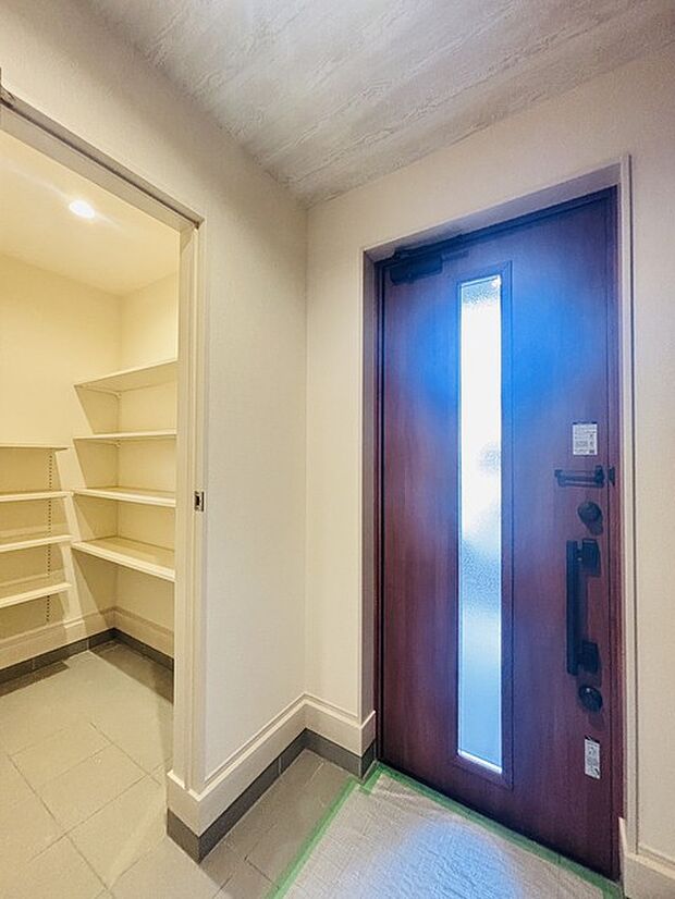 土間収納付きでベビーカーやゴルフバック、お子様のおもちゃもスッキリ収納できます。 