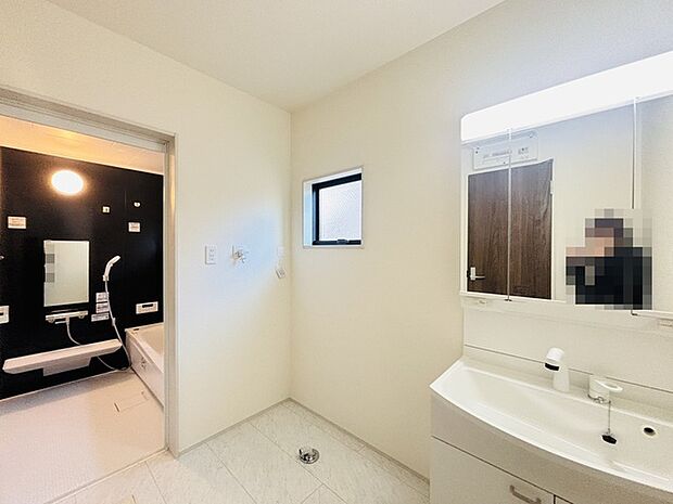 ゆとりの洗面スペースで朝の身支度もスムーズに行えます。 