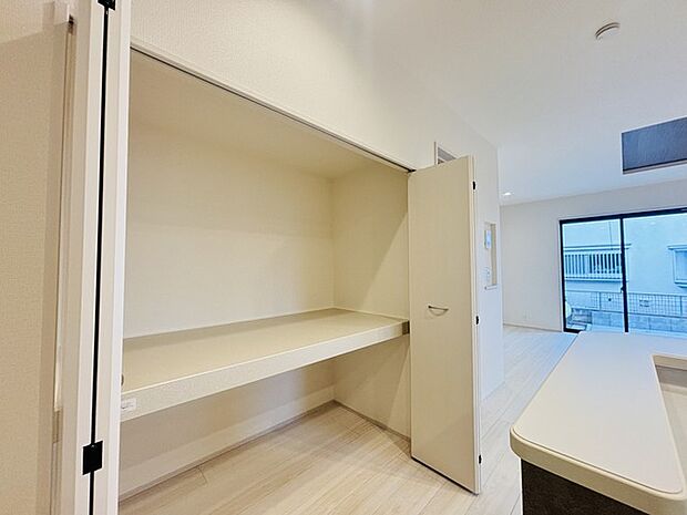 大容量のパントリーがございますので、非常食や食品のストックも沢山置けます。 