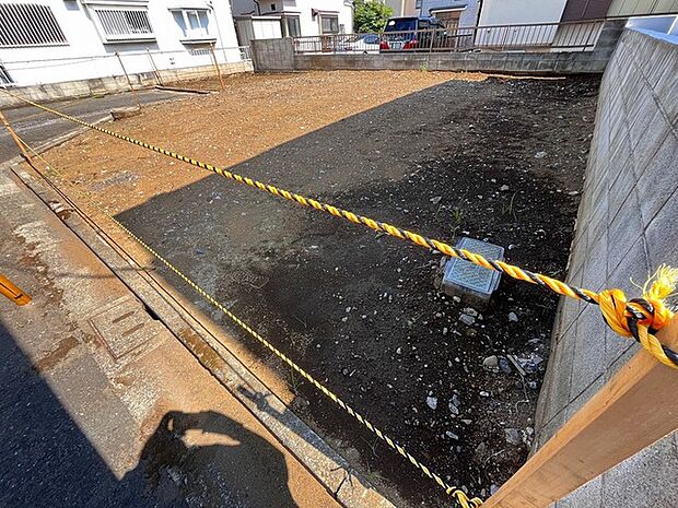 カースペースは1台駐車できます。回転道路面の為 車庫の出し入れのしやすさなど、実際に現地にてご確認ください。