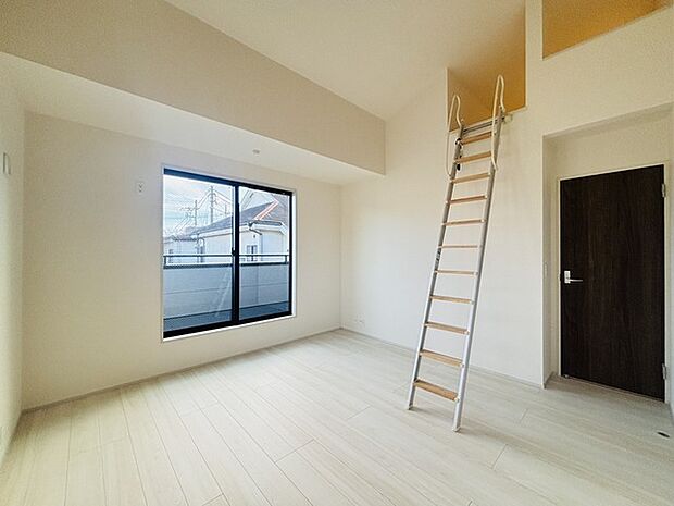 吹抜けの空間を意識した上部にロフトのある間取り。スタイリッシュかつ収納も豊富で長く機能的に住める家を目指して。 