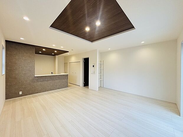 どんな家具にでも相性が良い清潔感ある白色調のクロスを採用。主張しすぎない配色、耐久性にも優れた床材は日々のメンテナンスも楽に、快適に過ごして頂けるよう考えられています。 