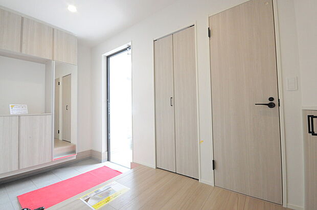 明るく開放的な玄関、靴の脱ぎ履きもしやすく、収納も豊富でご家族皆様の靴をスッキリ収納できます。 