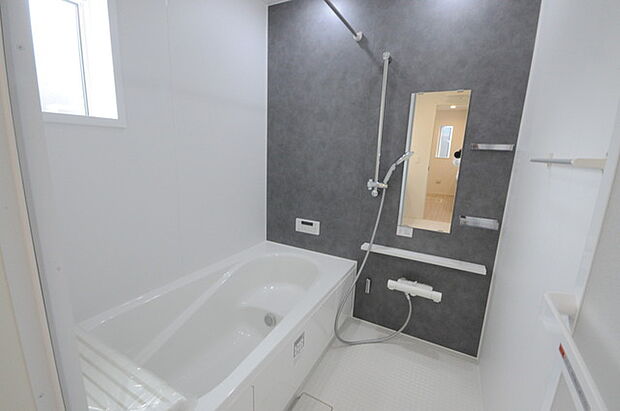 一緒にお風呂に入っている子供達の声がリビングまで聞こえてきそうな広々とした1坪バス 