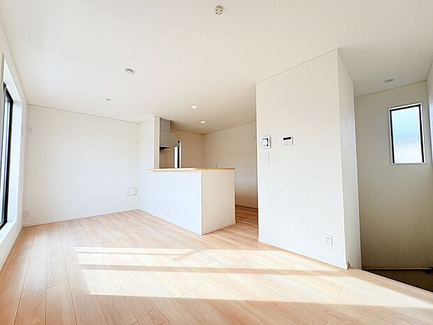 家族や友人、両親、親戚とこれから沢山の時間を紡ぐのだろう。そこを彩るのは窓から見える青い空、心地よい緑。そんなイメージが膨らむリビングスペース。 