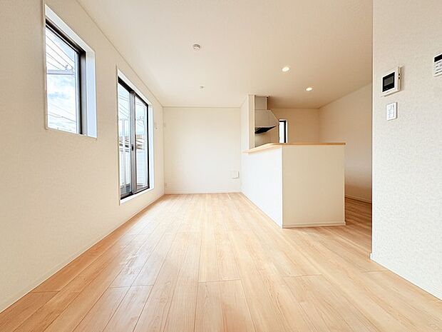 家族の集うリビングには色々な方向から光が差し込む設計に。家族のコミュニケーションが弾むスポットだから明るい雰囲気であってほしい。 