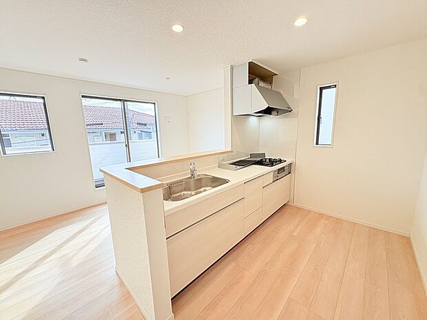 家族が一番集まる場所だから広々としつつも素敵な空間であって欲しい。皆がくつろぐリビングからキッチンまでが一つに繋がる空間。 