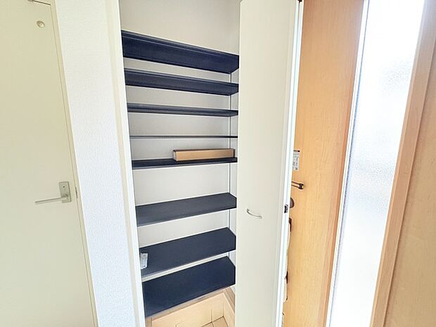 明るく開放的な玄関、靴の脱ぎ履きもしやすく、収納も豊富でご家族皆様の靴をスッキリ収納できます。 