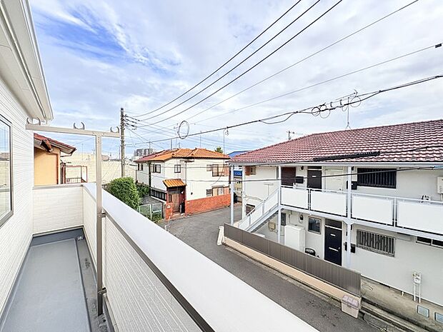 広めのバルコニーは風通しも良くお洗濯物もしっかりと干すことができます！ 