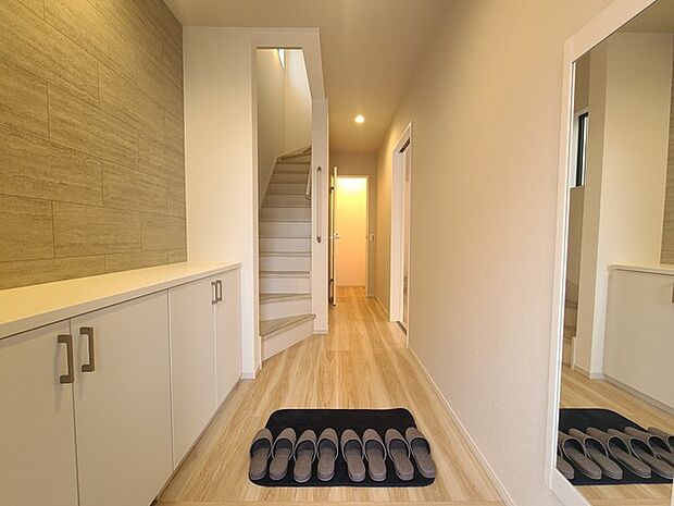 玄関はおうちの顔とも呼ばれる重要な場所！明るくスッキリと見える空間で住まう人を見送り、出迎えてくれます。 