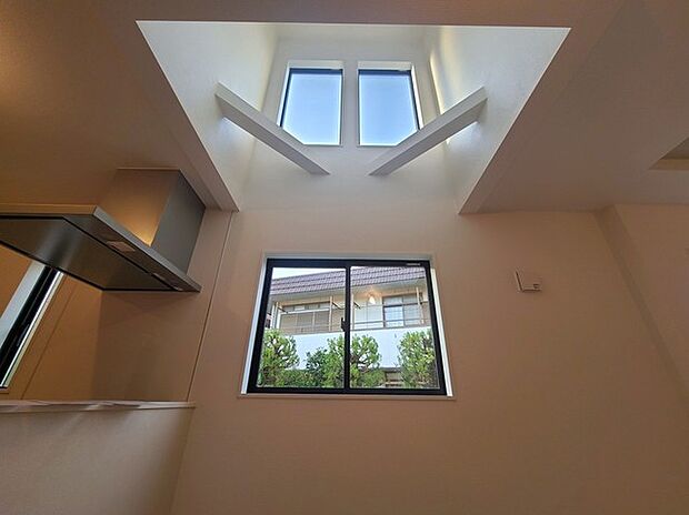 明るく、開放感もあり、冬は暖気が上昇しやすい吹き抜けリビング。 