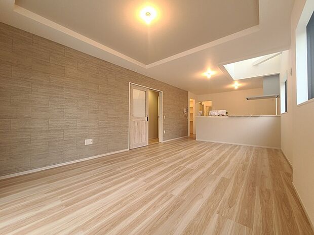 家族団欒のリビング。陽光差し込む食卓には家族の会話とスマイルが溢れます。いつまでもここで食卓を囲みたくなる、そう感じさせてくれるスペース。