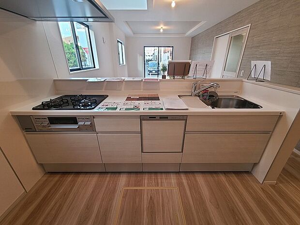 リビングにいる家族の顔が見渡せるカウンターキッチン。お料理もより一層おいしく、楽しく。食器棚を背面に設置しても十分な広さを確保しています。 