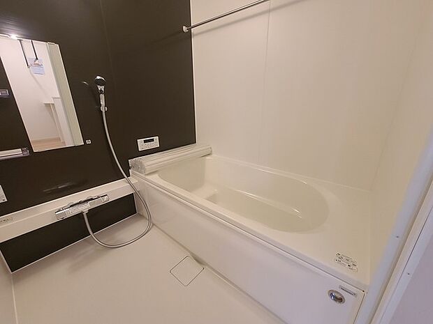 一緒にお風呂に入っている子供達の声がリビングまで聞こえてきそうな広々とした1坪バス