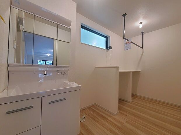使い勝手の良い洗面台、窓があることで換気もしやすく清潔感のある空間を保てます。