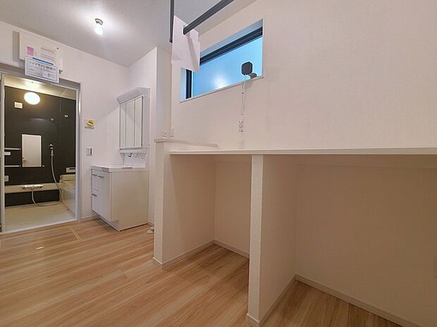 使い勝手の良い洗面台、窓があることで換気もしやすく清潔感のある空間を保てます。 