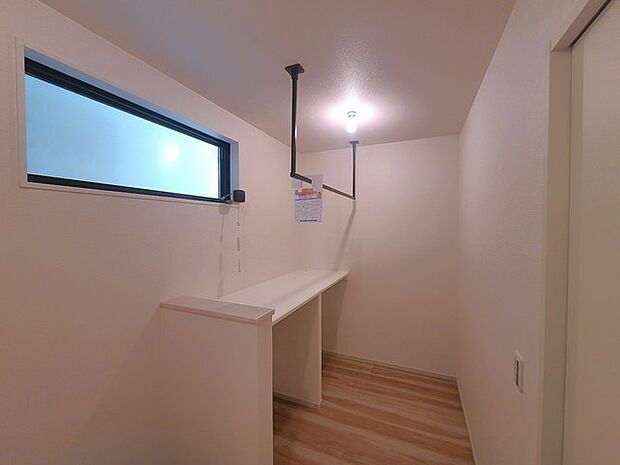 室内干しスペース付き、ゆとりの洗面スペースで朝の身支度もスムーズに行えます。 