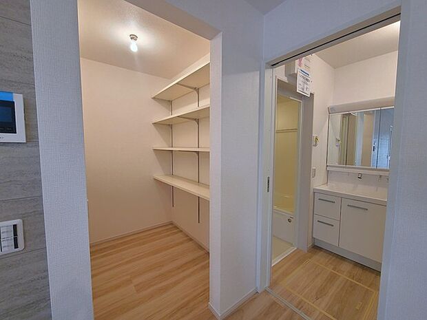 大容量のパントリーがございますので、非常食や食品のストックも沢山置けます。 