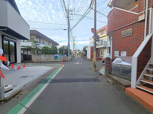 戸建てが立ち並ぶ静かな住宅街。四季折々の移り変わりを感じながら自然と楽しみ、暮らす、そんな毎日を日々の中で感じられる住環境