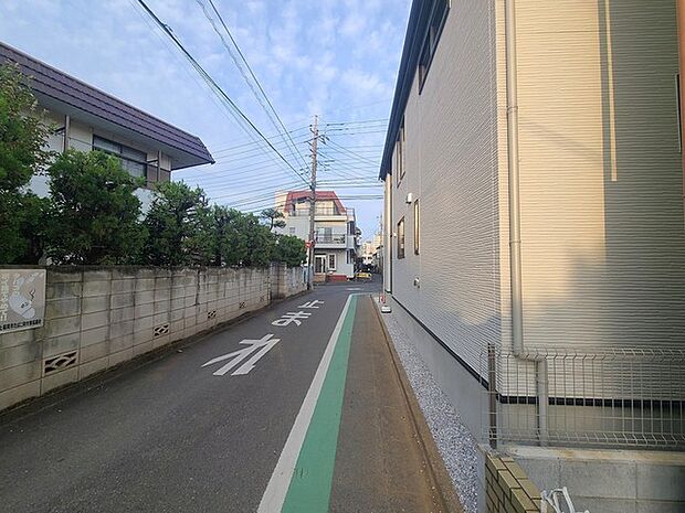 戸建てが立ち並ぶ静かな住宅街。四季折々の移り変わりを感じながら自然と楽しみ、暮らす、そんな毎日を日々の中で感じられる住環境 