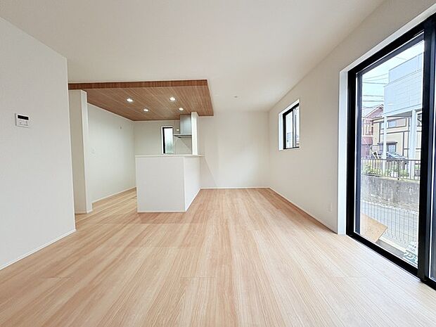 家族や友人、両親、親戚とこれから沢山の時間を紡ぐのだろう。そこを彩るのは窓から見える青い空、心地よい緑。そんなイメージが膨らむリビングスペース。 