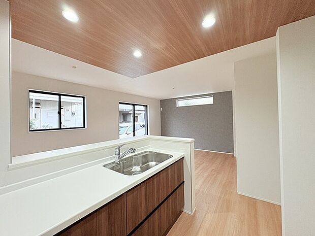 夕食の時間。家族、友人、両親、親戚との会話がより料理を美味しくしてくれる。あっという間に時間が過ぎてしまう居心地の良さは、普段はほっとする空間としてここにあります。 