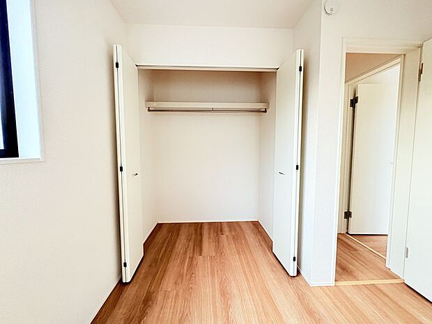 広々収納で、仕事着、普段着をまとめて収納できます。 