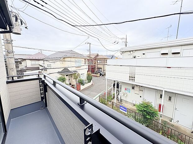 陽ざしが差込む明るいバルコニー。奥行きのあるバルコニーはお洗濯時に助かります。 