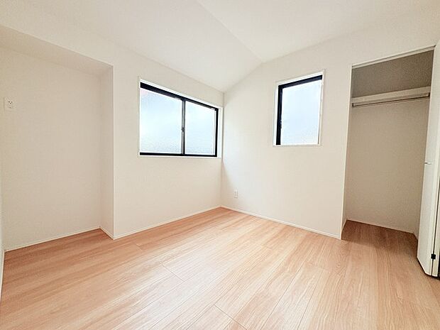 どんな家具にでも相性が良い清潔感ある白色調のクロスを採用。主張しすぎない配色、耐久性にも優れた床材は日々のメンテナンスも楽に、快適に過ごして頂けるよう考えられています。 