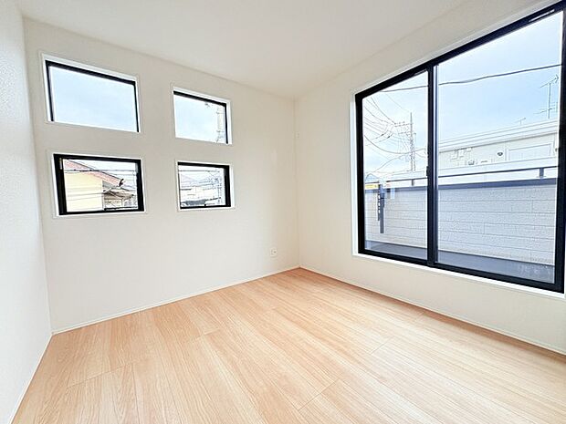 2面採光を確保した明るい室内は、爽やかな風を感じる居心地の良い空間です。 