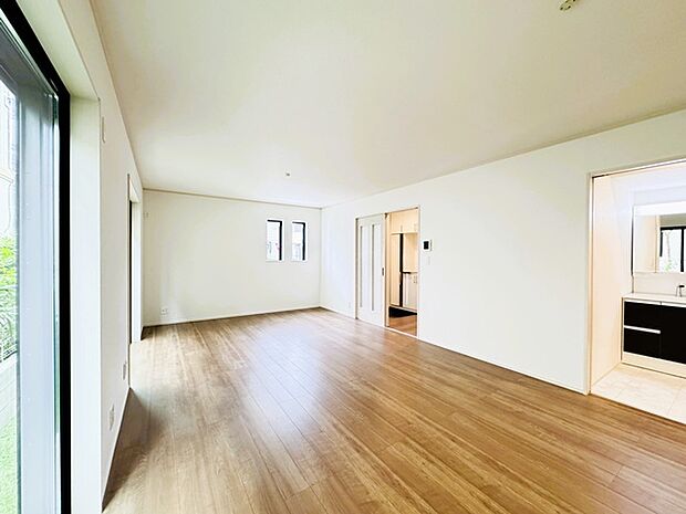 家族や友人、両親、親戚とこれから沢山の時間を紡ぐのだろう。そこを彩るのは窓から見える青い空、心地よい緑。そんなイメージが膨らむリビングスペース。 