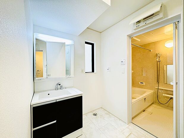 使い勝手の良い洗面台、窓があることで換気もしやすく清潔感のある空間を保てます。 