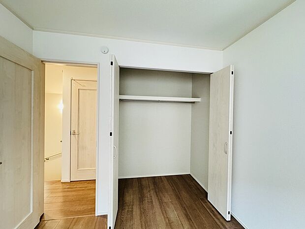 広々収納で、仕事着、普段着をまとめて収納できます。 