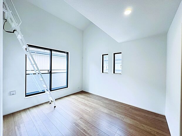 どんな家具にでも相性が良い清潔感ある白色調のクロスを採用。主張しすぎない配色、耐久性にも優れた床材は日々のメンテナンスも楽に、快適に過ごして頂けるよう考えられています。 